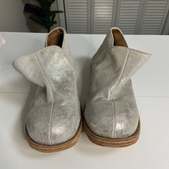 Magnolia Pearl Silver Metallic Leather Pull On Ankle Bootie 40 US 9.5 - Picture 13 of 13